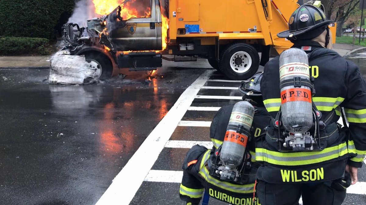 eyeonnewroc's tweet photo. White Plains firefighters battling garbage truck fire North Broadway and Main Street. https://t.co/I7jEV3LYFn