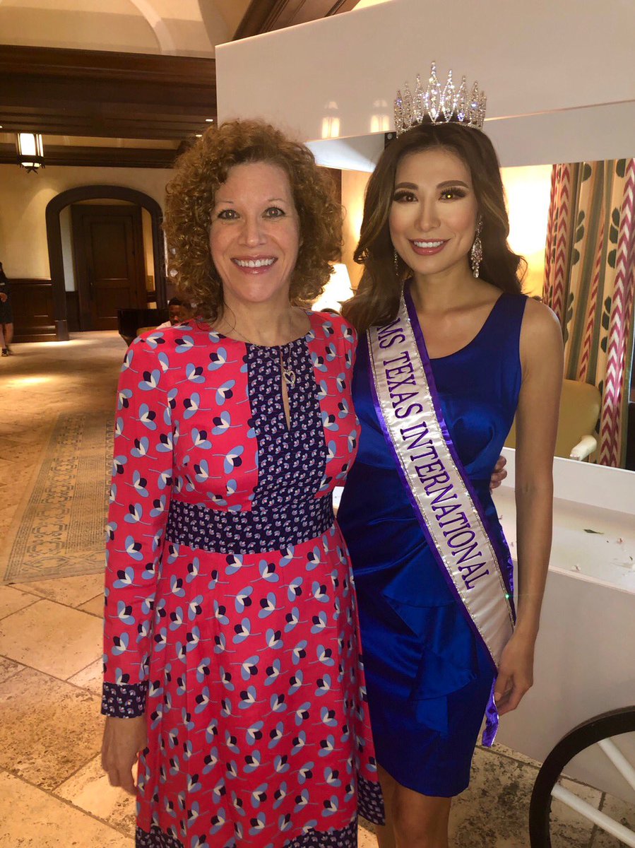TheLeaCaprice's tweet photo. A great time at the North Star Luncheon benefiting Family Compass! Family Compass partners with parents to help them do their best for their children which helps prevent abuse and neglect before that can ever happen. 💙
#FamilyCompass #CAPmonth #childabuse #mstexas https://t.co/1jDgflOAsZ
