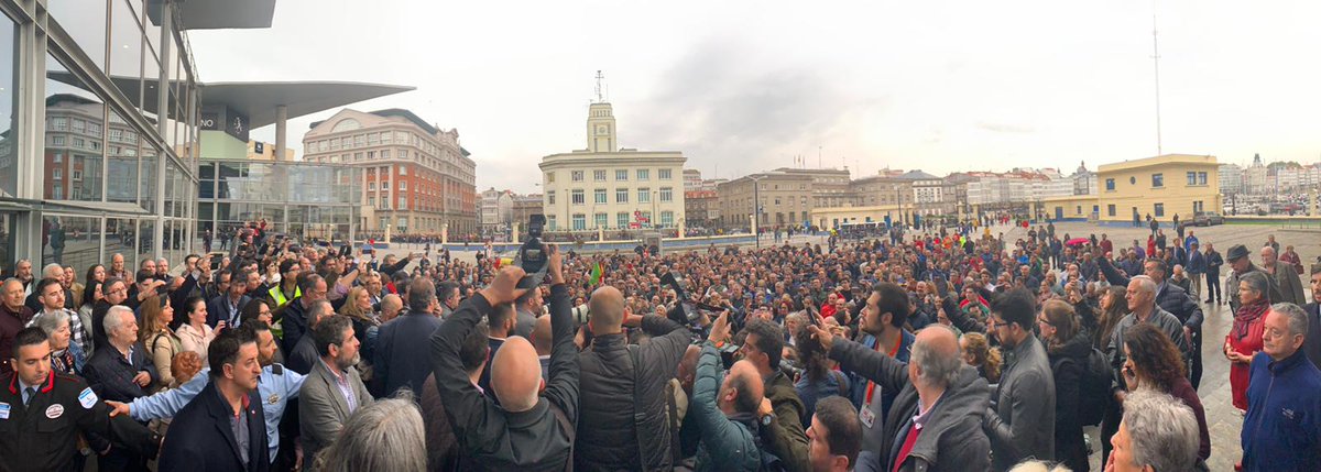 LA CORUÑA. Galicia responde a Feijoó que dijo que "VOX no tiene cabida en Galicia" y respalda a VOX con un acto multitudinario. La #EspañaViva desborda el mitin y un millar de personas quedan en el exterior sin poder acceder. #LaCoruña #Coruña #PorEspaña