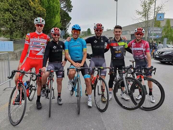 AlbRigamonti's tweet photo. #TrofeoCapanna oggi a #LuragodErba la piacevole #visita di @ballero_94 @AstanaTeam #MatteoSpreafico @AndroniGiocatto @OttavioDotti @teambeltrami #ciclismo #SportAnnouncer foto #TeamMarville https://t.co/jfQ2dTOrnA