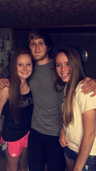 AlexisMae1413's tweet photo. happy bday bre :)) hope it’s as crazy as the chase rice concert 😈😈 best be seeing you very soon 💞💕💞 party on my friend 🤘🏻 https://t.co/MO6Uq5d0Xb