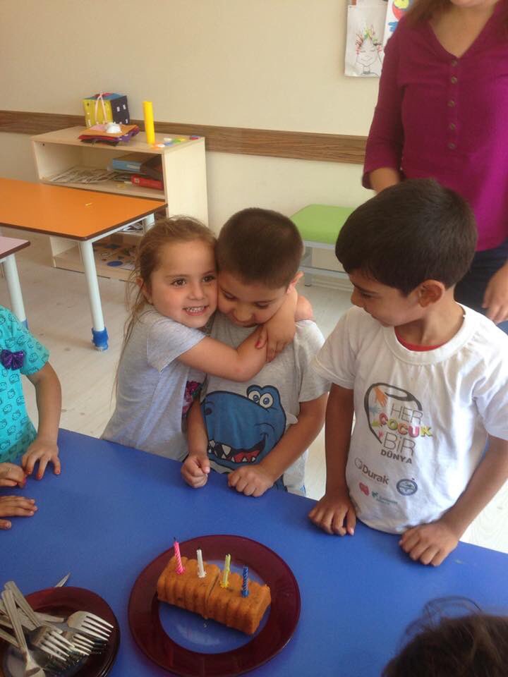 Türküm,Kürdüm,Lazım,Çerkezim,Gürcüyüm,Aleviyim,Sunniyim,Siyahım,Beyazım desem ne değişir,dünyanın mahsumiyetiyim.Oyunların efendisi,sevinçlerin en güzeliyim. Ben Ayla’yım Gamzecanım,Rabia’yım.Bazen melek,bazen cennet gülü olurum.Artık anlayın #Bençocuğum <a href="/ziyaselcuk/">Ziya Selçuk</a>