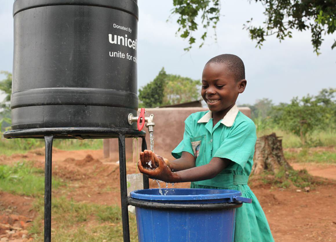 Water6anitation's tweet photo. UNICEF’s water, sanitation and hygiene (WASH) team works in over 100 countries worldwide to improve water and sanitation services, as well as basic hygiene practices😍💦🚰 
#SmilesForWater #LIFE https://t.co/LfZ9aNj2wX