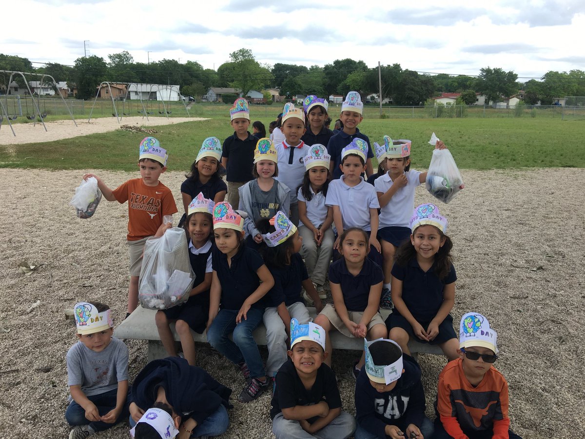 RochaKinder's tweet photo. Earth Day @esparza ⁦@KypurosLisa⁩ ⁦@GGarcia198⁩ https://t.co/UjW0nQBSgv