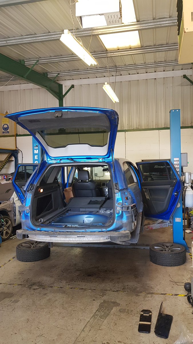 DanFurr's tweet photo. My #Vectra #VXR #wonderwagon's week in pictures. I might as well sort the mismatched colour of that front bumper while I'm repairing the lower section. Bah! #workhorse #workshop #peacock #bumperscuffersoftheworldunite #PerformanceVauxhall #ardenblue #turbo #vauxhall #bodywork #v6 https://t.co/iOLK2iv4IJ