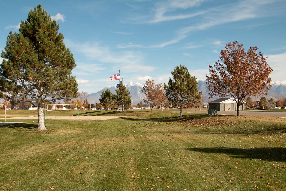 HerrimanCity's tweet photo. Herriman #EarthDay Fact:
#Herriman has been recognized as an Arbor Day Foundation Tree City USA Award Winner twelve years running. 🌳
Each year, City staff visit local elementary schools to share information about tree care and the importance of trees in our community. https://t.co/VyjUMeASbI