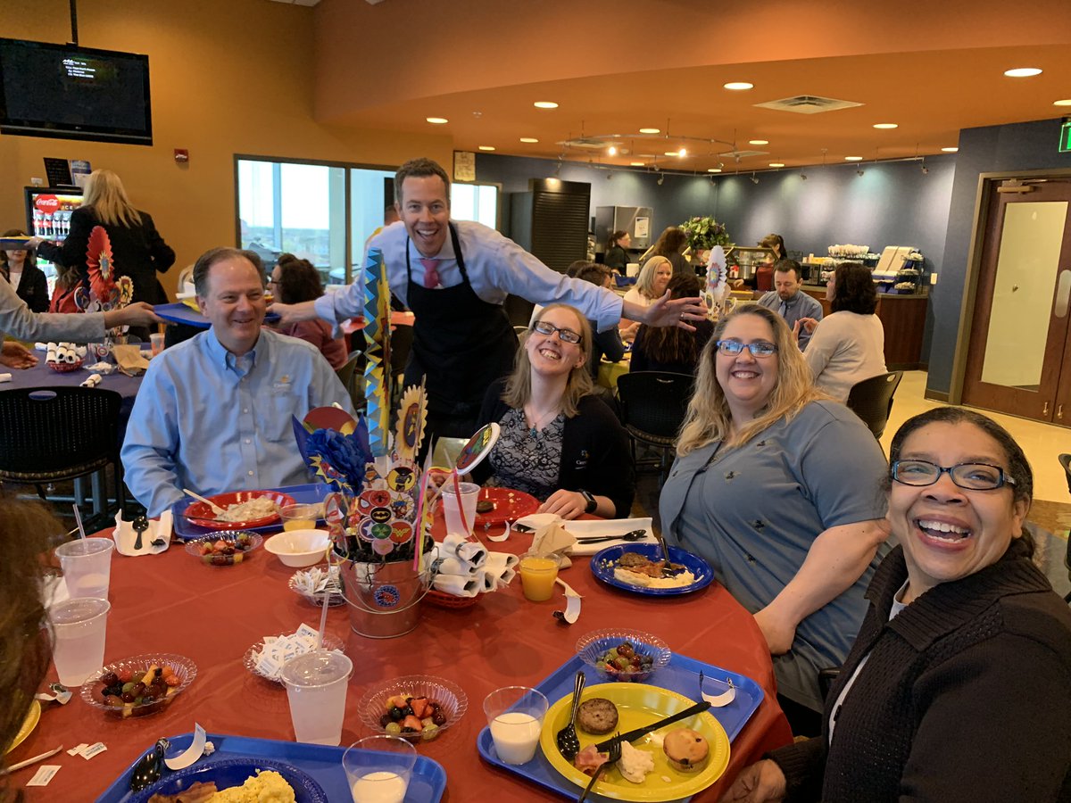 CentierBank's tweet photo. Our Senior Partner team joined our Hospitality Services team in serving breakfast to some "super" associates, a reward for some of our departments who went above and beyond this year! #BestBankToWorkFor #FunAtCentier #commUNITYbanking https://t.co/nG1a2yrukD
