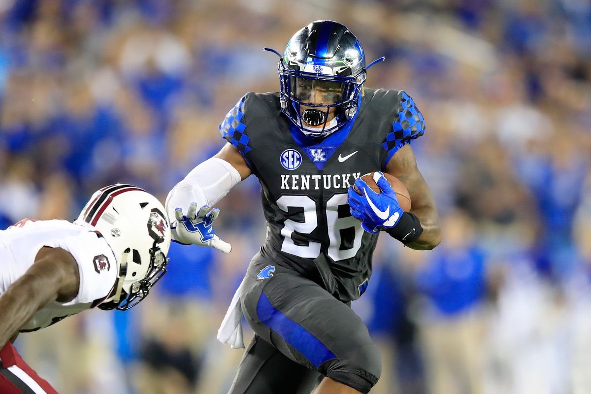 grindtimesayy's tweet photo. Truly blessed to receive my first offer from the University of Kentucky !! #BBN π΅βͺοΈ @CoachGran @vincemarrow @LMHSCoachWolfe @MaleBulldogs https://t.co/cKtGFed3tj