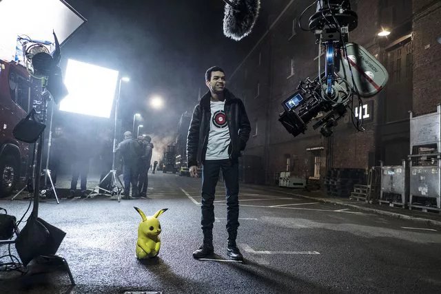 GaetanCala's tweet photo. Une photo officielle du plateau de tournage de Pokémon : Détective Pikachu. https://t.co/KcooDv3Nze