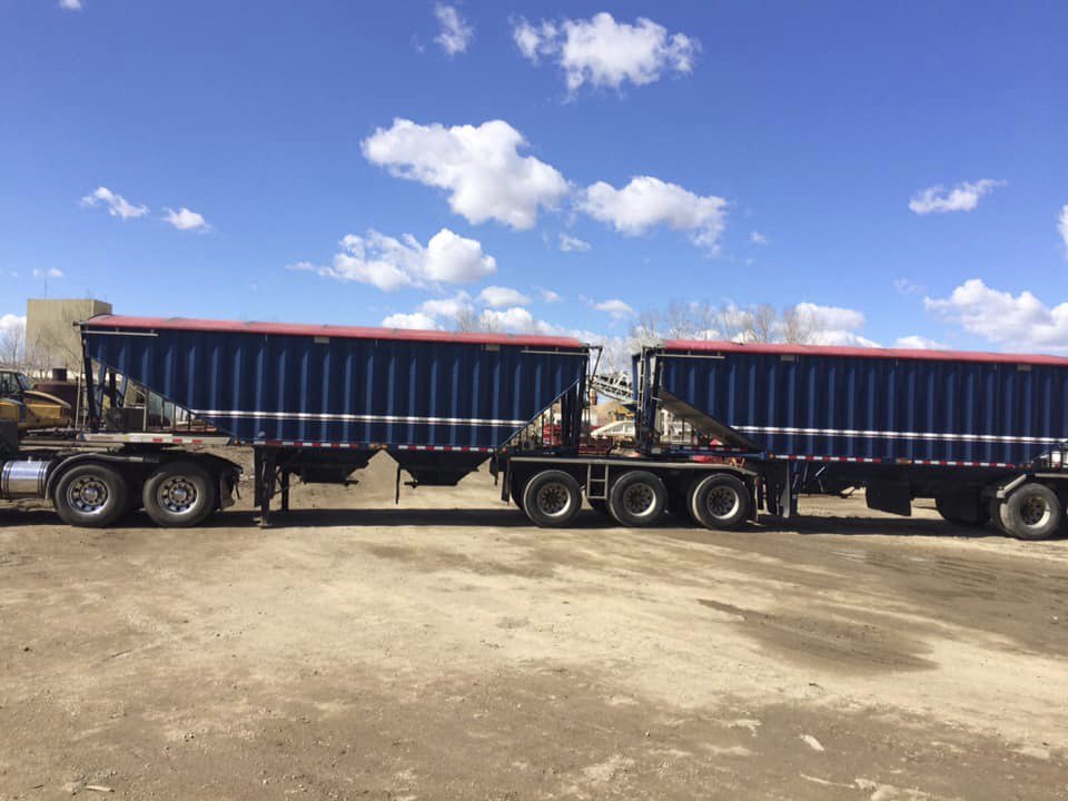 FarmZillaClass's tweet photo. 2012 Doepker Super B Grain Trailers, good tires,, April 2019 safety inspection completed. #doepker #graintrailers #grain #hauling #customhauling #harvest19 #agtwitter #saskag #trucking #semitrailer #semitruck #trucking #agriculture
https://t.co/48DVK9E3bU☏ https://t.co/2Eqd9Bvgem