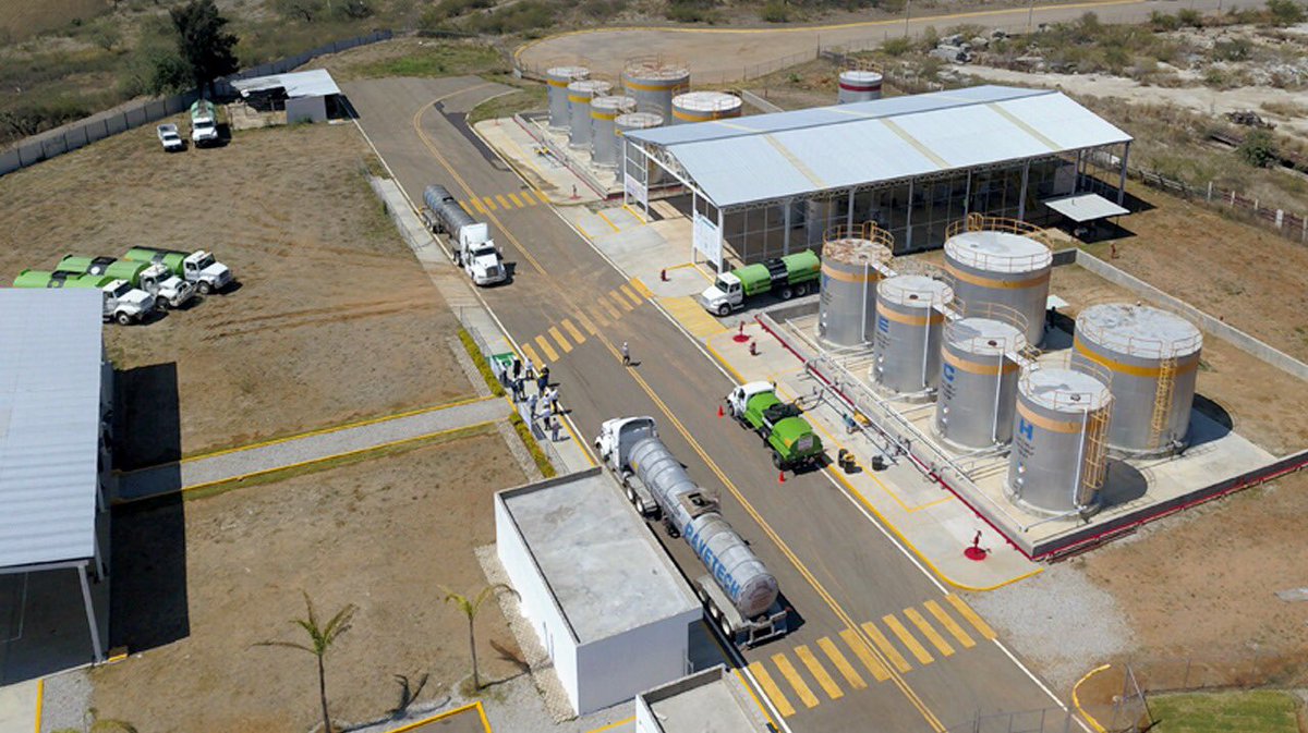 alejandromurat's tweet photo. La reactivación de este parque era uno de los grandes pendientes de la entidad y hoy lo impulsamos para que se convierta en uno de los polos empresariales y comerciales más productivos de Oaxaca. Es un gusto recorrerlo junto a empresarias, empresarios y autoridades municipales. https://t.co/GUaK8gznF7