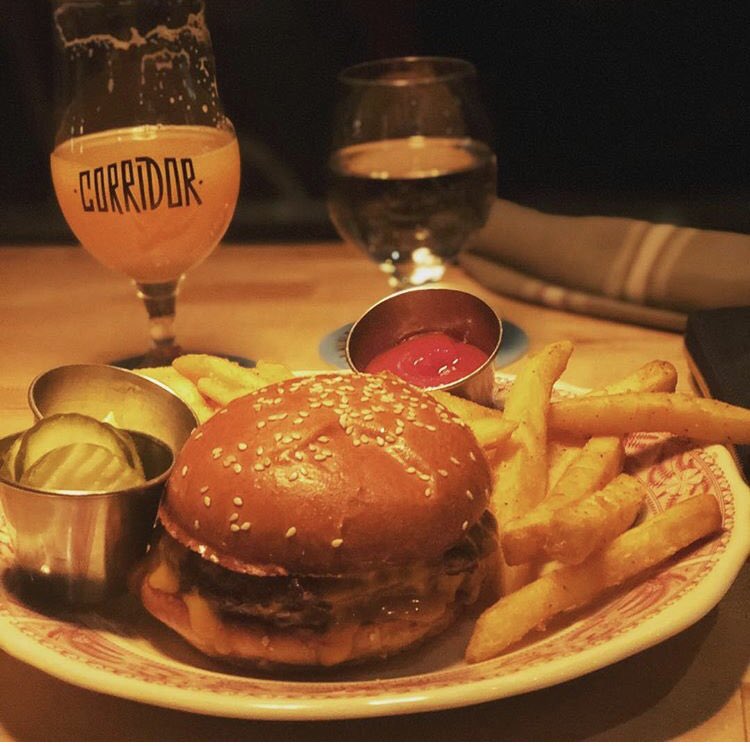 Barman’s Banquet starts at 5pm! Our burger, any beer, and shot of bourbon for $15 🍔🍻🥃

Many thanks to @theblondeandtheburger via Insta for the 🤙🏼 photo!

#corridorbrewery #chicagobeer #chicagobrewery #chicagoburger #southportcorridor