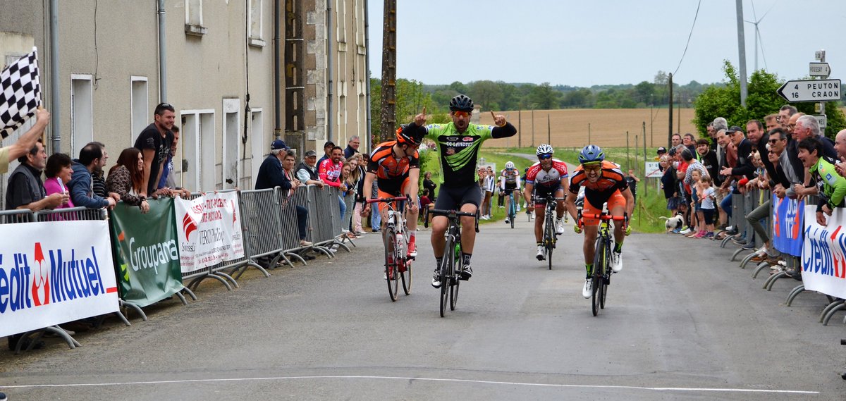 quelainestgault's tweet photo. Une belle journée de vélo à Saint-Gault...
Après le brevet cyclo ce matin, la traditionnelle épreuve du lundi pascal servait de support cet après-midi au championnat départemental Pass'Cyclisme. 120 coureurs et une belle réussite. #comitedesfêtesstgault #ccq53 #ucsud53 https://t.co/bGwiSgCgzr