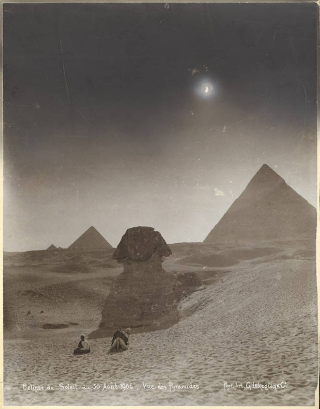 doctorow's tweet photo. Solar eclipse, with a view of the pyramids and Great Sphinx, Giza. August 30, 1905.  https://t.co/M18MiTzZto https://t.co/eKRUwQdBnK