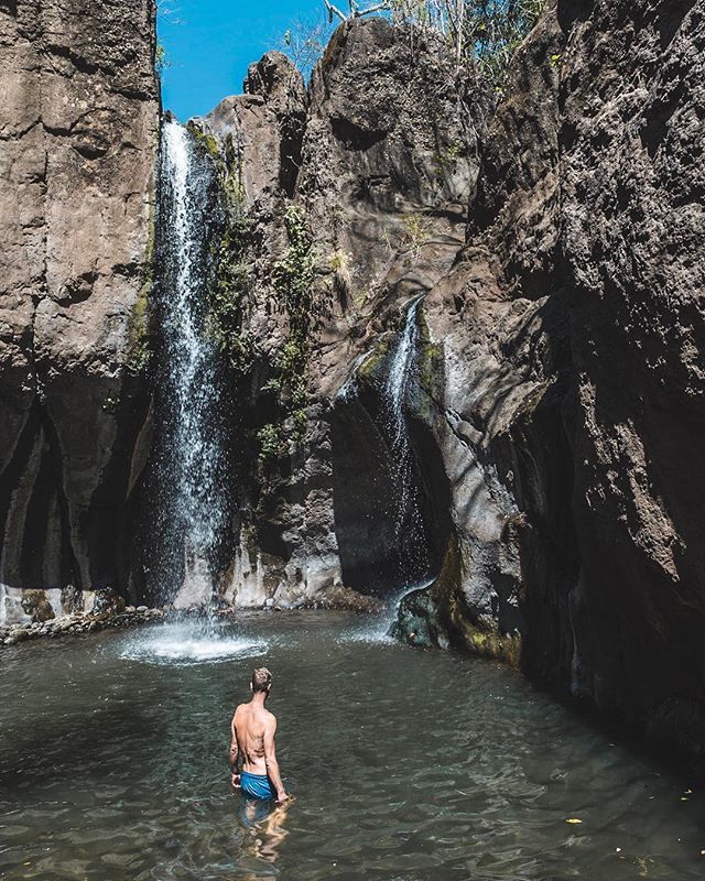 Cooling off after a hike... 😅
.
.
.
#tamanique #elsalvador #waterfall #cascada #swimming #instaboy  #nature #water #travel #photography #landscape #naturephotography #beautiful #adventure #naturelovers #hiking #travelphotography #wanderlust #photooft… bit.ly/2UN7FHg