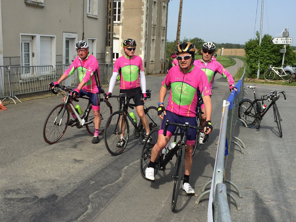 quelainestgault's tweet photo. Une belle journée de vélo à Saint-Gault...
Après le brevet cyclo ce matin, la traditionnelle épreuve du lundi pascal servait de support cet après-midi au championnat départemental Pass'Cyclisme. 120 coureurs et une belle réussite. #comitedesfêtesstgault #ccq53 #ucsud53 https://t.co/bGwiSgCgzr