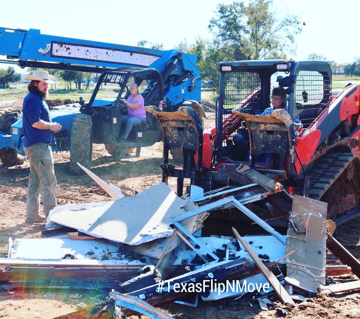 TexasFlipnMove's tweet photo. How is your Monday going? The @SnowSistersTX have their day under control. 
•
#DIY #HouseFlipping #Season12 #HomeImprovements #Salvage #HGTV #DemoDay #SnowMuchLove #TexasFlipNMove #HouseAuction #SoldSoldSold @DIYNetwork https://t.co/UxbmXtmTP7
