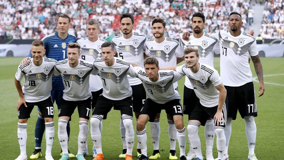 pyromaniaCCAA's tweet photo. Achtung: Verwechselungsgefahr!

Links: Kartoffel-Auflauf
Rechts: Kartoffelauflauf https://t.co/JYM8VIvR5P