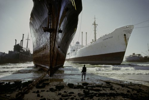 stevemccurrystudios:Vessels from around the world end up in... bit.ly/2vhopHB