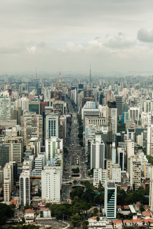 Avenida Paulista, de ponta-a-ponta, vista do céu. bit.ly/2PlaNUE