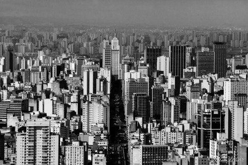 Centro de São Paulo, com o edifício do Banespa ao centro bit.ly/2vhI8Ha