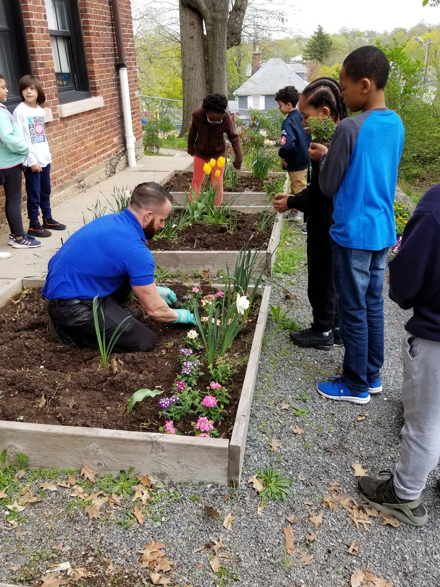 Wkochis's tweet photo. Earth Day Planting!  Thank you PTA for the flower donations and Mr. Jerry for helping us plant. @woschools #Wo2world #Hazelave https://t.co/pd34PiBl8p