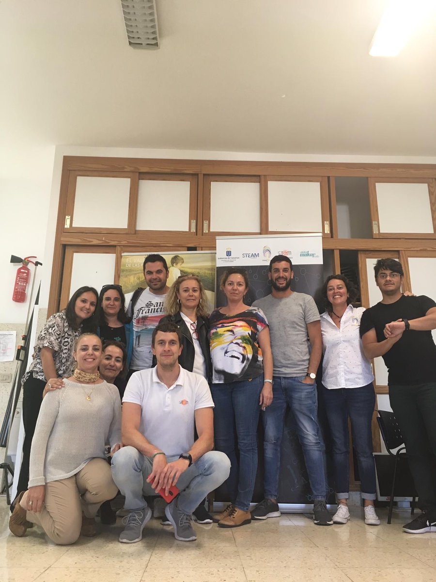 Trib_Arte's tweet photo. Formación con #profesorado #AulaMakerLab🤖 y foto de familia👩‍🏫👨‍🏫 #Gracias por lo compartido en el CEIP Playa Honda. La importancia de llegar al profesorado, son los que están día a día en el #aula, y acercarles herramientas e infraestructura tecnológica accesible y útil. https://t.co/913MeEpCm6