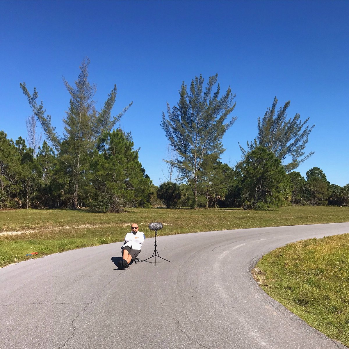 watsonwu's tweet photo. Waiting for my recording subject to show up. Waiting....waiting.... 😎 #watsonwu #watsonwustudios #fieldrecording #fieldrecordist #microphone #microphones #manfrotto #5001b #sounddesign #soundeffects #soundeffectsrecordingartist #soundeffectsrecordist #rycote @SanDisk #gochair https://t.co/lc5I4wxAef