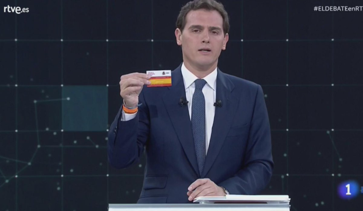 alvaro_velasco's tweet photo. Dos copas por doce pavos hasta las tres de la mañana. #ELDEBATEenRTVE https://t.co/Ht62SBDGDt