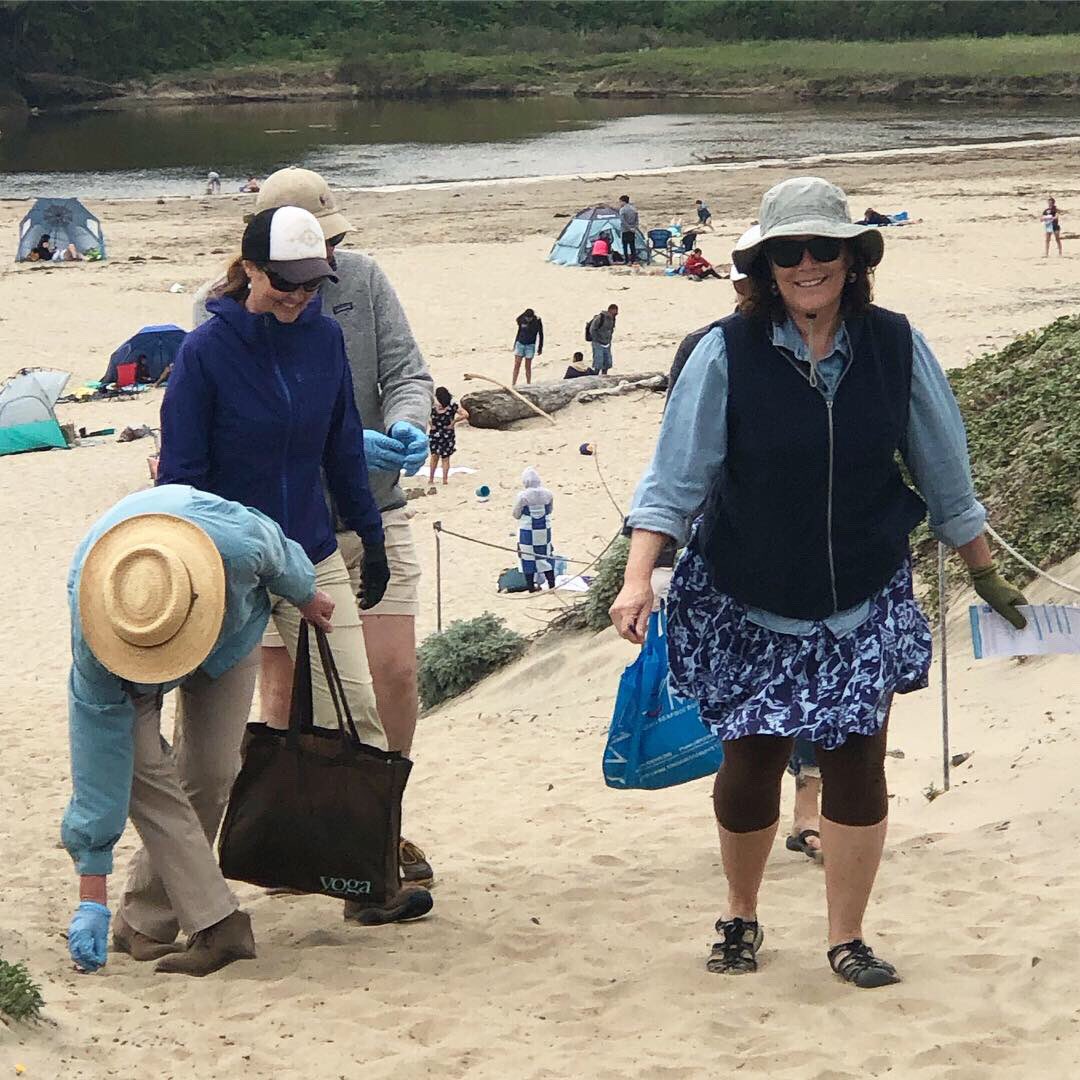 Force4TechComms's tweet photo. #TeamNpi celebrates #EarthDay by cleaning up trash found on our local beach in #SantaCruz. We collected a total of 8 lbs with @SaveOurShores! https://t.co/9h2W5rxCxz