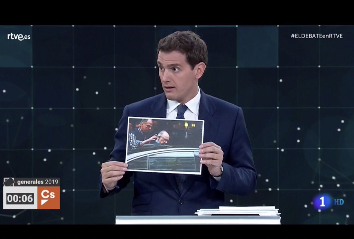 moedetriana's tweet photo. ¿Esta foto no la tenía cuando apoyó al PP para gobernar en Andalucía? 

#ELDEBATEenRTVE https://t.co/9mxY2t5sUC