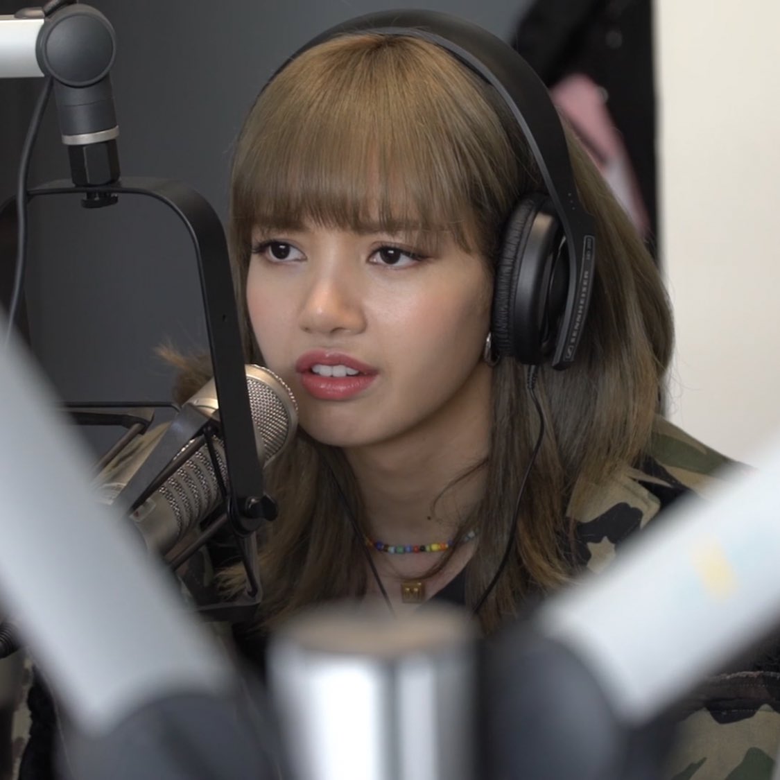 lisahyoo's tweet photo. her facial expressions shsjsk https://t.co/NsLeZHQbyM