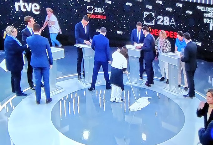 Aoh0113's tweet photo. La representación de la mujer en  #ELDEBATEenRTVE bien, gracias. https://t.co/anj70VkAAm