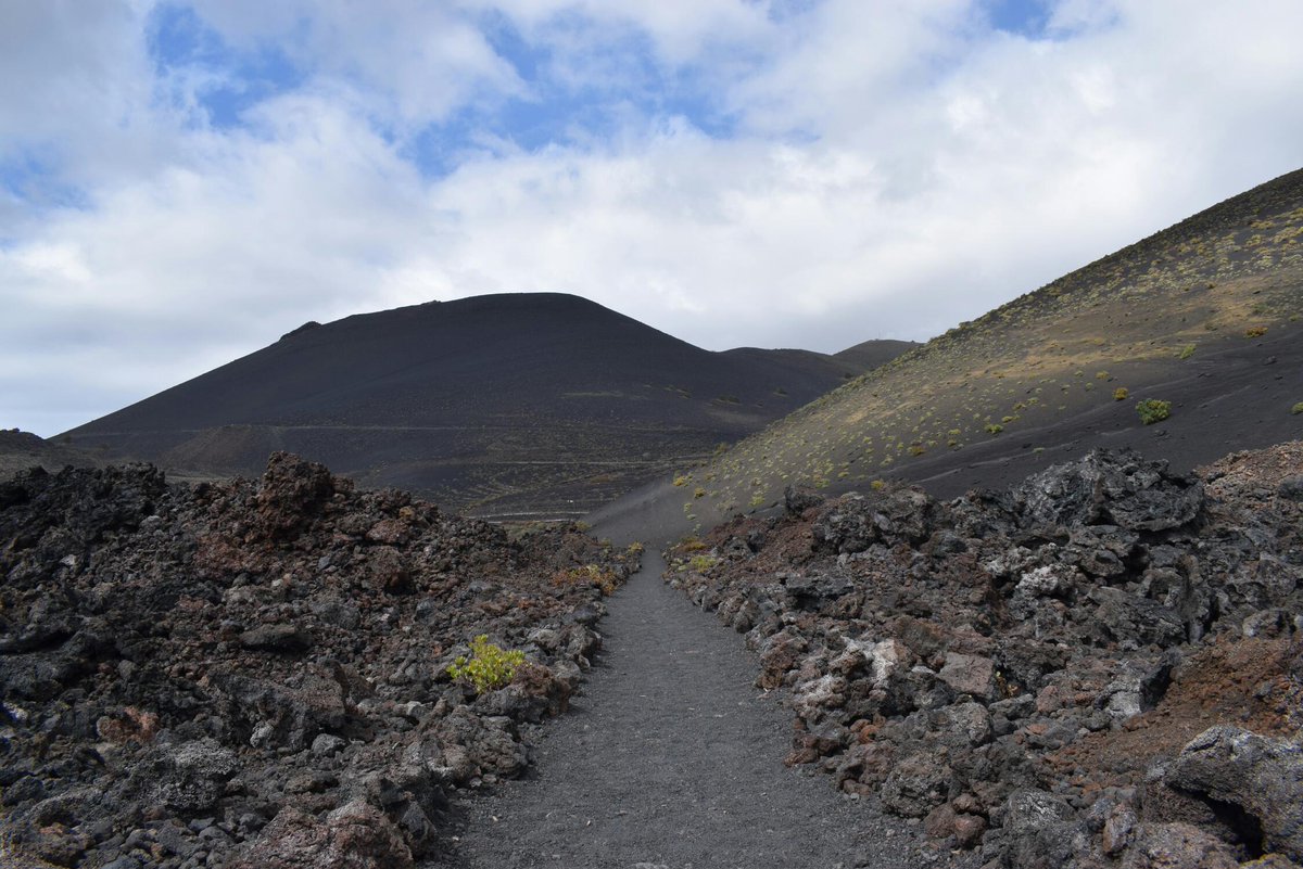 canarynutz's tweet photo. La Palma Island is a real hiking paradise. Here is one of the many hiking paths there on so called "Volcanoes route". https://t.co/G04Cd8Ge10