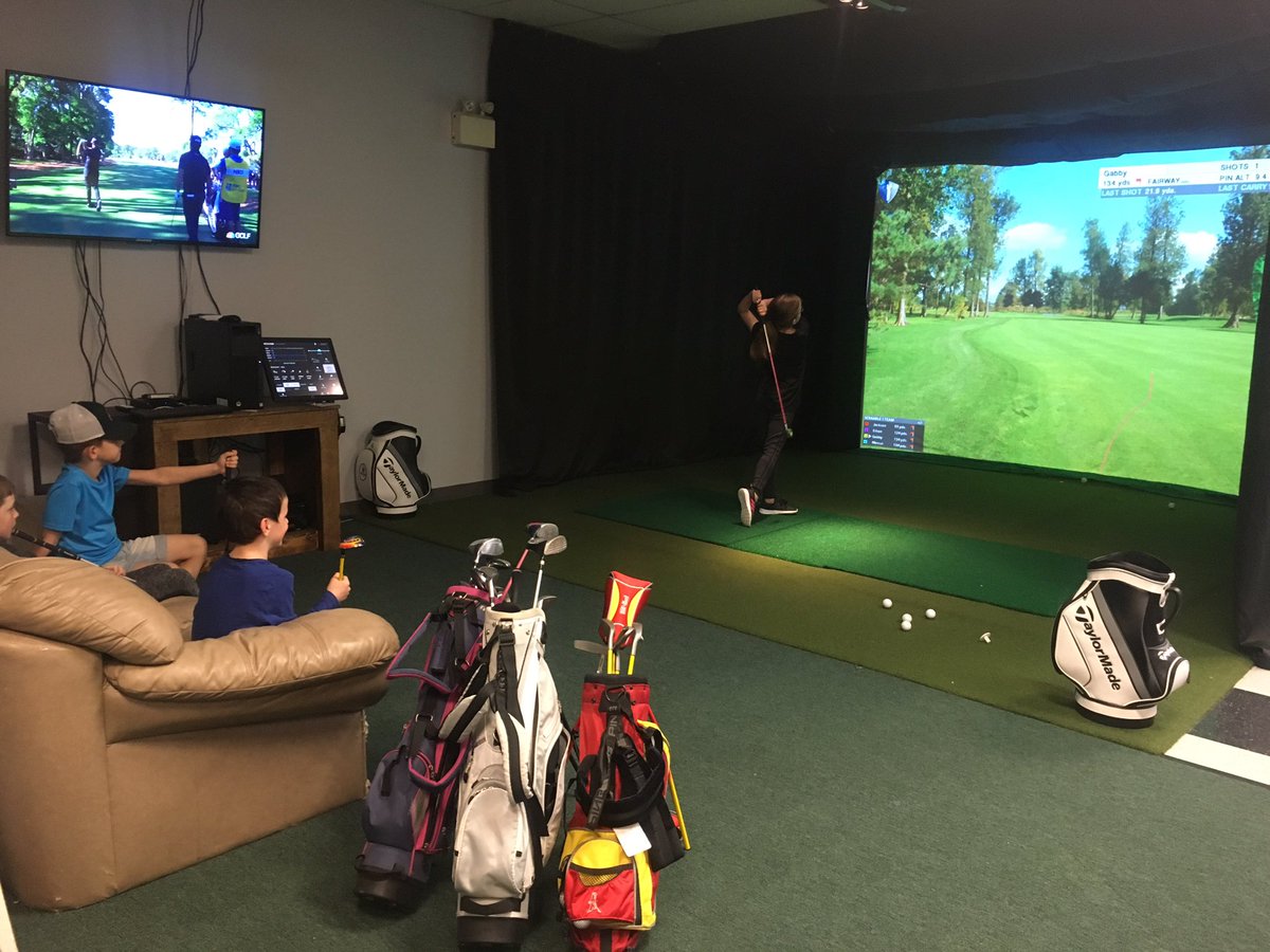 #FutureLinks group getting a few holes in on the #HDGolf simulator tonight! <a href="/GolfCanada/">Golf Canada</a>