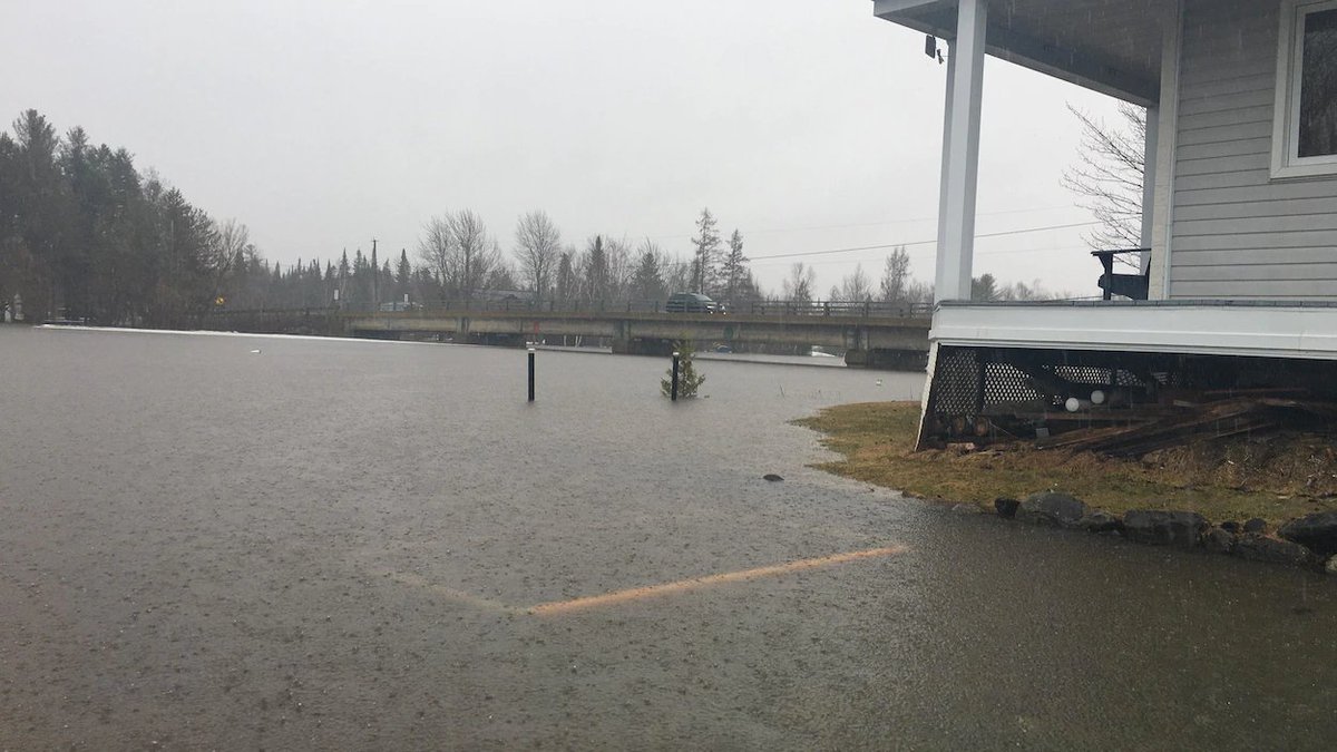 À Weedon, le retour à la normale prévu demain est maintenant retardé. Les services hydriques ont décidé d'ouvrir des barrages, ce qui laisse croire au maire qu'il faudra encore 2 jours avant que l'eau baisse. Une vingtaine d'évacués sont toujours pris en charge #rces