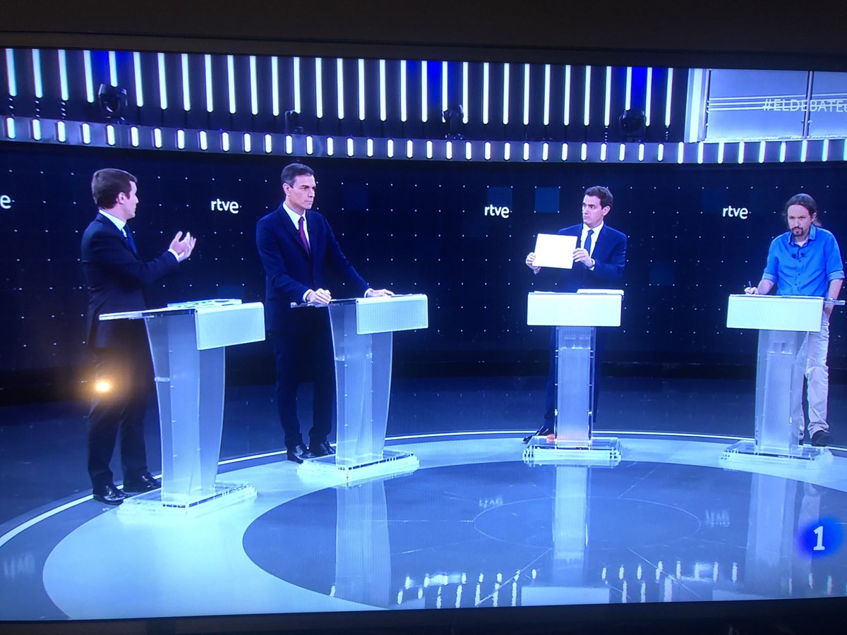 josecorbacho's tweet photo. Si una cosa está quedando clara en #ELDEBATEnRTVE es que llevar corbata no es sinónimo de elegancia, ni de educación ni de saber estar. https://t.co/p7N4ozz7st
