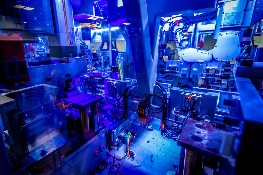 CNET's tweet photo. Apple uses a 33-foot robot, named Daisy, to help recycle iPhones. Daisy can deconstruct 200 iPhones in an hour and we got a peak at how Daisy works 👉https://t.co/T6HRh0Ltlo #EarthDay https://t.co/aL8jgCIQ3E