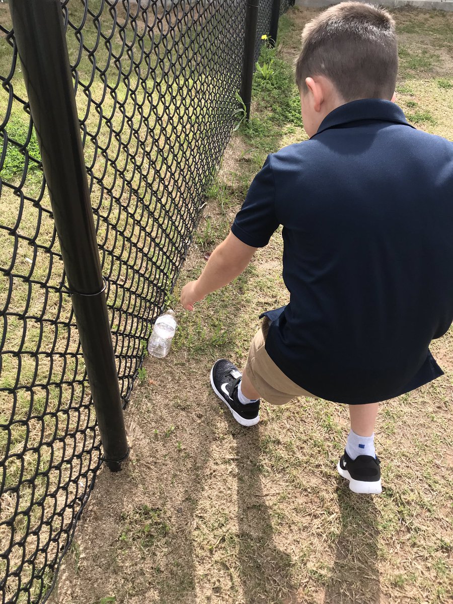 AlexWil92217827's tweet photo. Happy Earth day! We spent the morning picking up trash all around the school. #recycling #EarthDay2019 @CISDDietz https://t.co/0Xuzw2zLbD