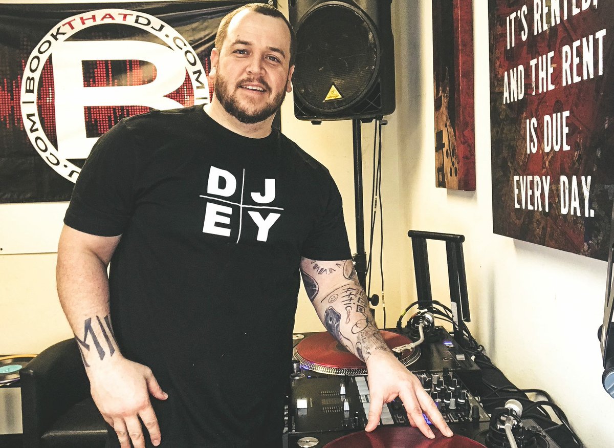 djeymedia's tweet photo. Vinyl Practice today! #vinylsession #turntabledj #turntablist #djlife #djey #dailydj #professionaldj https://t.co/xli2jLifyT