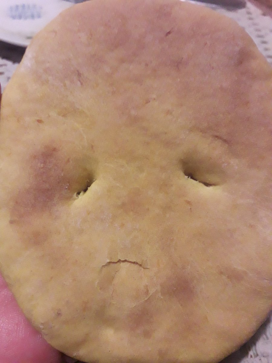 Mi hermano hizo sopaipillas y yo puse una al horno porque dieta 🙄 y la sopaipilla se entristeció