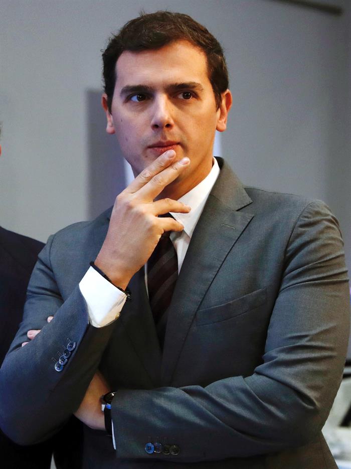 Danieeeeeeel7's tweet photo. En su cabeza lo del silencio era la hostia #ELDEBATEenRTVE https://t.co/llQCwXpclB