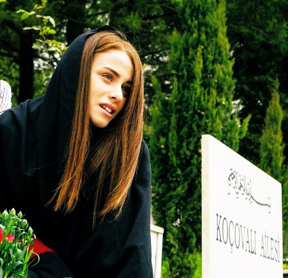 O derin uçurumlarda açan dikeni zehirli yalnız çiçek 🥀 #ilaydaalişan <a href="/ilaydalisann/">İlayda Alişan</a>