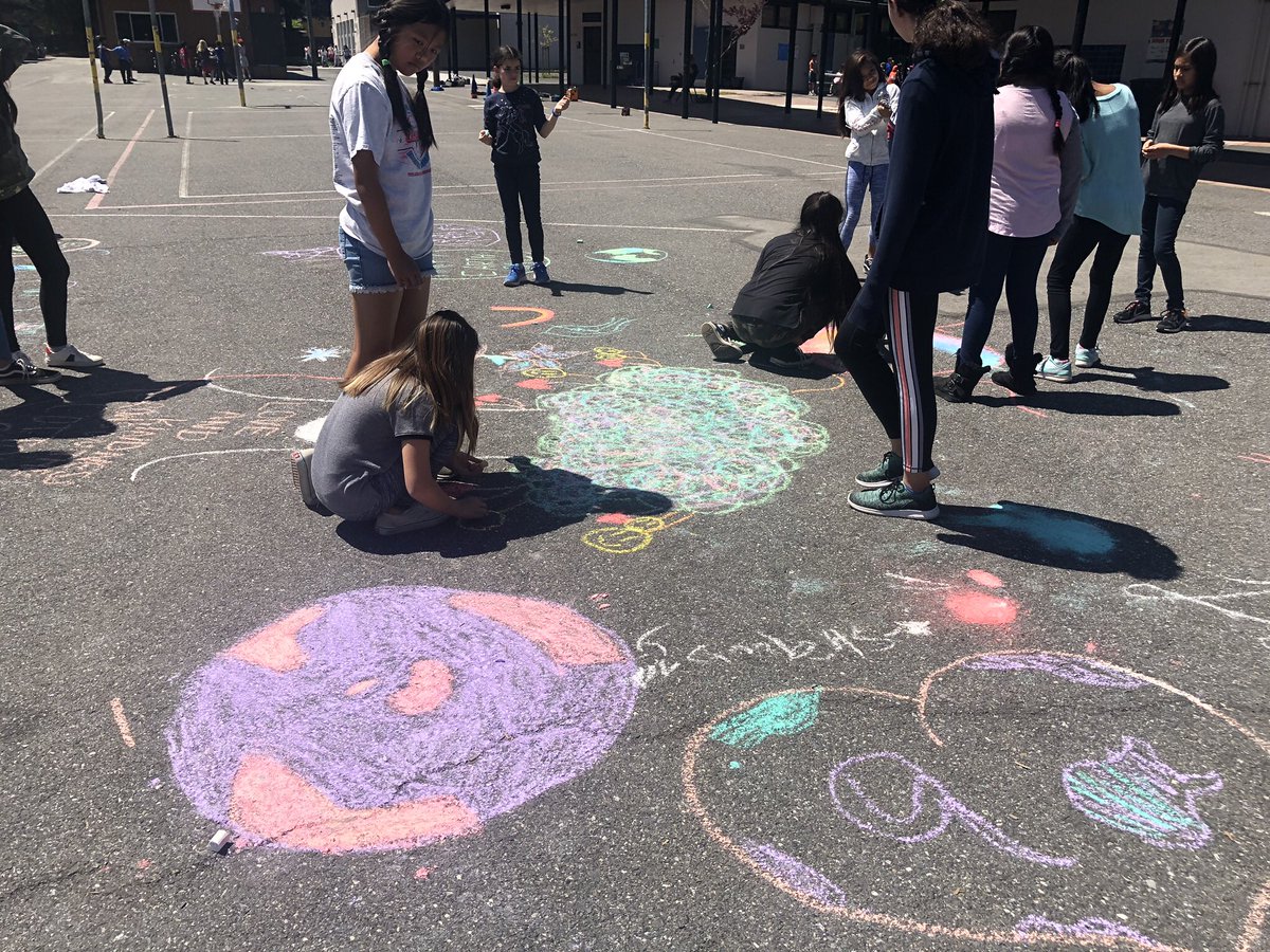 LandelsPta's tweet photo. Our Landels Lions decorated the blacktop for #EarthDay2019 #landelspta @mvwschools https://t.co/3no39pqQ0A