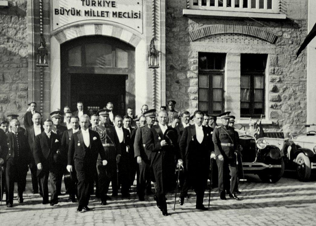 Türkiye Büyük Millet Meclisi, dünyada bağımsızlık savaşı koşullarında kurulup böyle bir savaşı yöneten tek Meclis’tir. Gazi Meclis’tir. Atatürk’ün yetki ve sorumluluk alıp hesap verdiği makamdır. 99. yıl kutlu olsun! #23Nisan