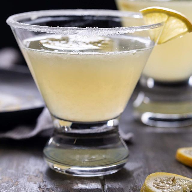 You did it! You made it through Monday! Time to celebrate with a Lemon Drop Martini! Cheers to Martini Monday! ⠀
⠀
#martini #vodka #cheers #happyhour #spring #minnesota #mixology #garnishwithlemon #feedfeedcocktails #mixologists #minnstagramers #inth… bit.ly/2Dqor4a