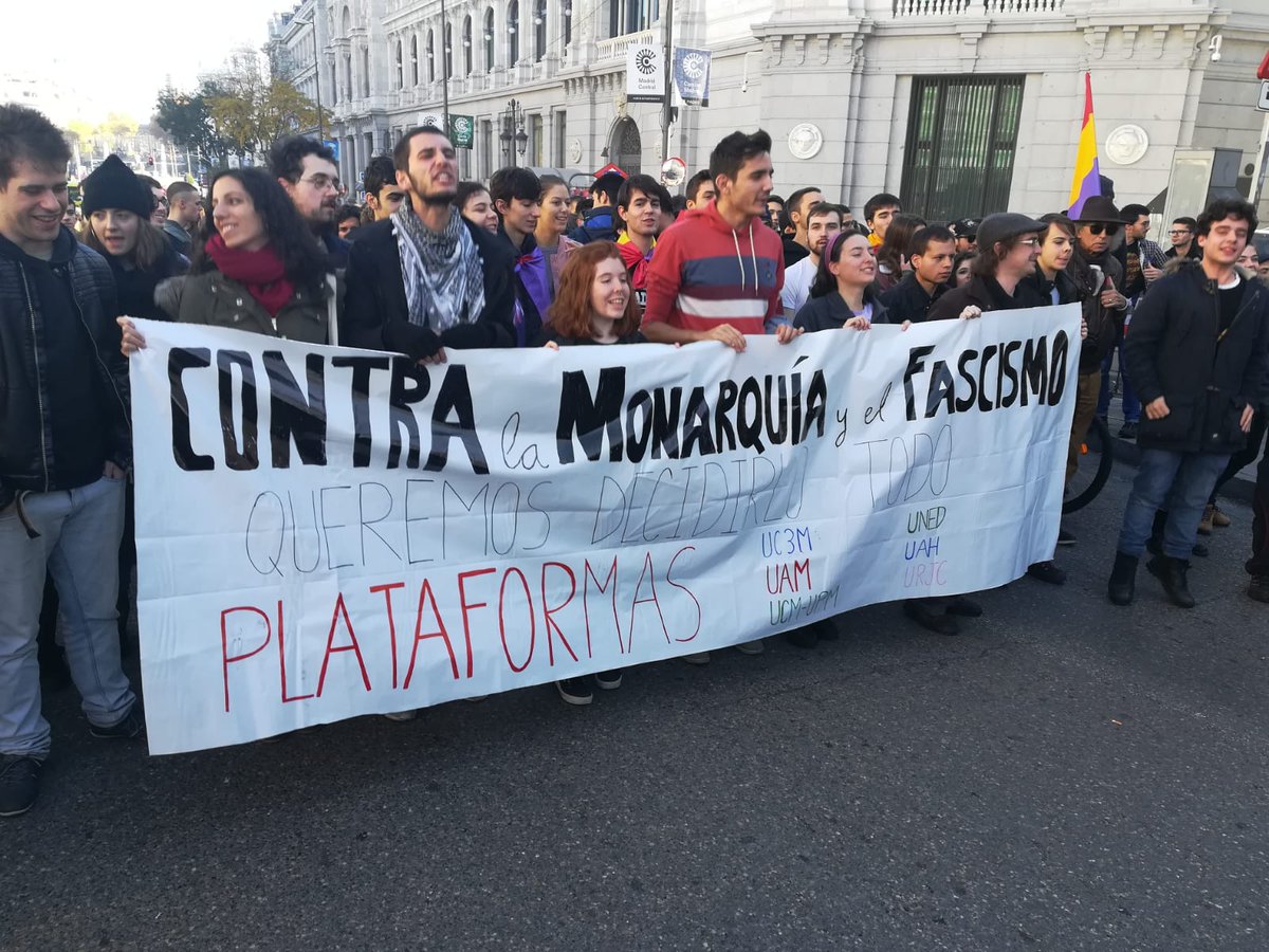 ReferendumUAM's tweet photo. En #ELDEBATEenRTVE de hoy no se han atrevido a hablar del gran rechazo a la monarquía que ha recorrido barrios y universades de Madrid; les recordamos que queremos fuera este rey y este régimen para que nos expliquen por qué lo protegen en el debate de mañana? https://t.co/hbfjVLivyW