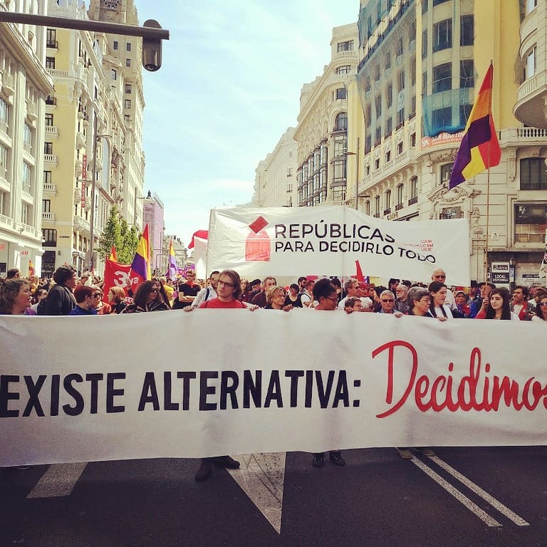 En #ELDEBATEenRTVE de hoy no se han atrevido a hablar del gran rechazo a la monarquía que ha recorrido barrios y universades de Madrid; les recordamos que queremos fuera este rey y este régimen para que nos expliquen por qué lo protegen en el debate de mañana?