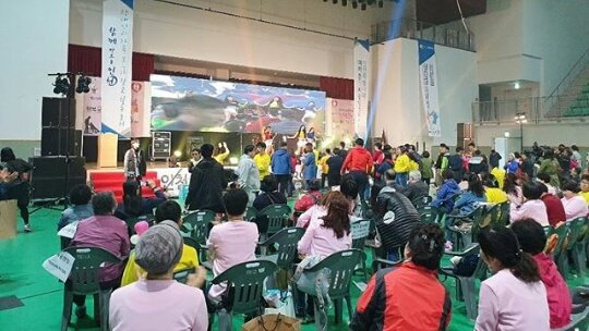 fFfilr's tweet photo. as garotas foram em um festival cultural de felicidade no dia de pessoas deficientes, eu estou muito feliz pelas garotas! #HeyLeader #Holics #Kpop @HOLICS_official https://t.co/LkRVZAwbFr