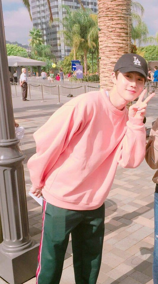 cottonkimjunn's tweet photo. - Si el sol fuera una persona, se llamaría Kim Junmyeon ;;･ﾟ✧

#BBMAsTopSocial EXO @weareoneEXO https://t.co/6ne23A8SHm